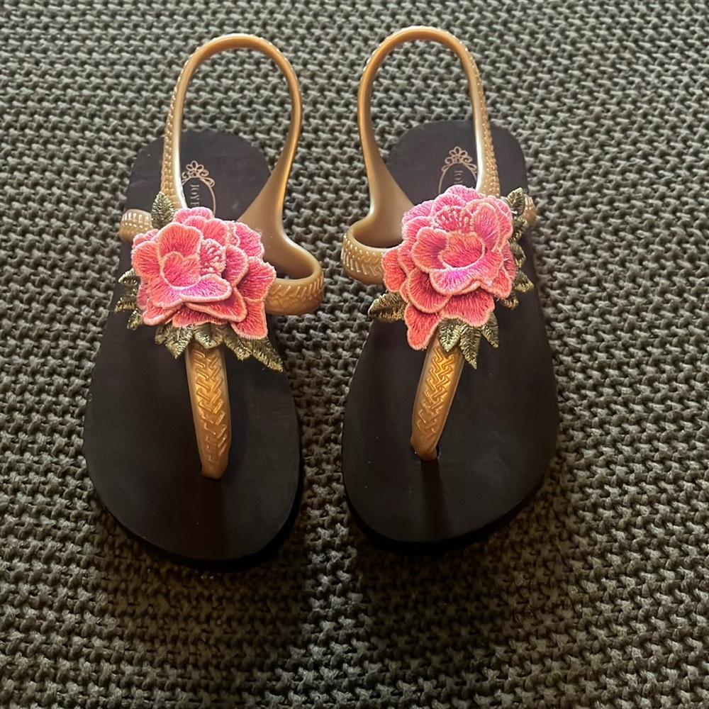Nwot Joyfolie flip flops.